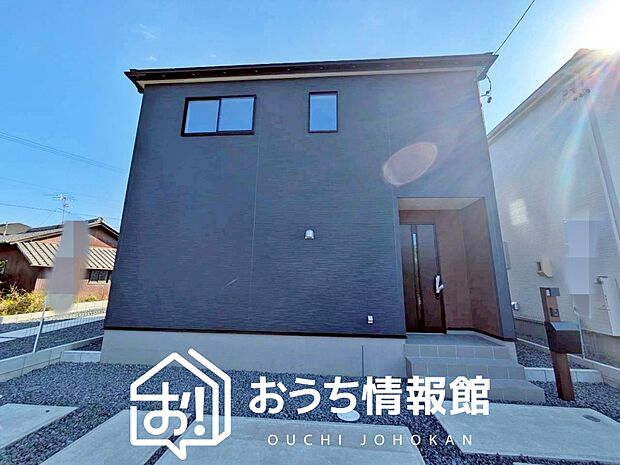 【現地写真(外観)【2号地】】軽くて火災に強い屋根材を採用し、地震時の建物への負担や揺れを軽減しています。