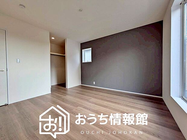 【現地写真(寝室)】木目の美しさを際立たせるシンプルデザインの建具を使用しています。