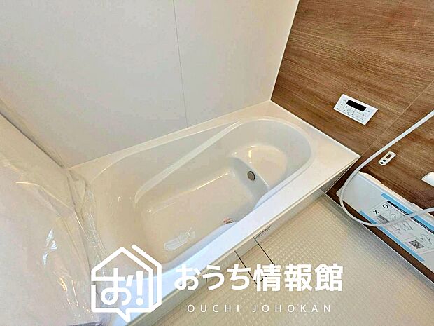 【現地写真(浴室)】浴室暖房乾燥機付き。1坪タイプで広々です。