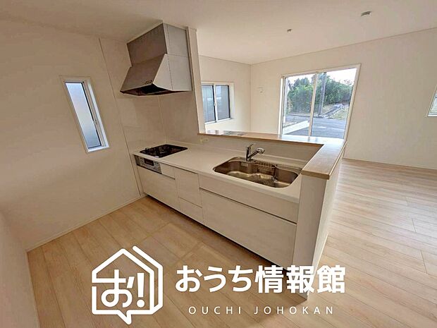 【現地写真(キッチン)】収納たっぷりのシステムキッチン、浄水器付水栓を標準装備しています。