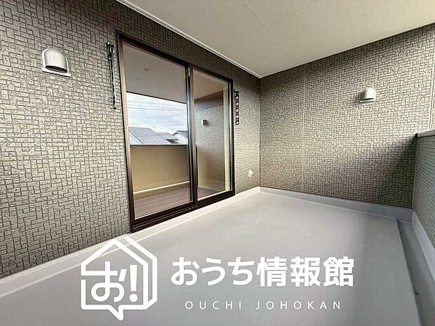 【バルコニー】奥行きが広く、洗濯物をゆったりと干せる十分な広さで、家族の洗濯も捗ります。