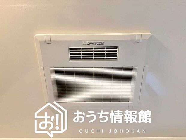 【電気式浴室暖房換気乾燥機】寒い冬場はあたたかく、暑い夏場は扇風機のような心地よさです。
雨の日は、浴室が衣類乾燥スペースになります。