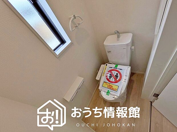 【トイレ】汚れてもサッとひと拭きでお手入れ簡単、エコ仕様の温水洗浄便座付きのトイレです。
バリアフリーにも配慮しています。