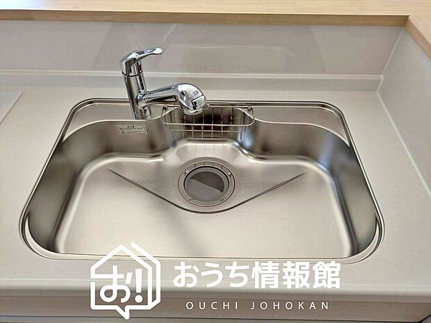 【浄水器内臓ハンドシャワー付シンク】広々とした凸型シンクに洗剤ポケットを標準装備。すっきり収納できます。
また、蛇口の先端に浄水器を内蔵しているため場所をとりません。