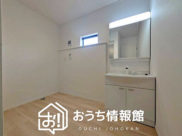 【洗面台・洗面所】鏡の両サイドは、必要なものを取出しやすく、大きな鏡面で朝の準備も快適。
使いやすいリフトアップ機能付きのシングルレバーシャワー水栓付です。