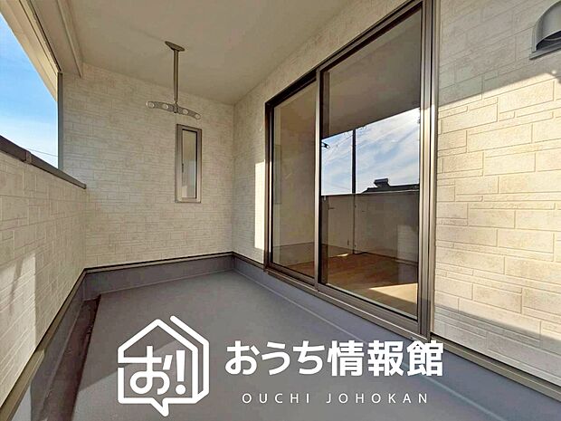 【バルコニー】奥行きが広く、洗濯物をゆったりと干せる十分な広さで、家族の洗濯も捗ります。
