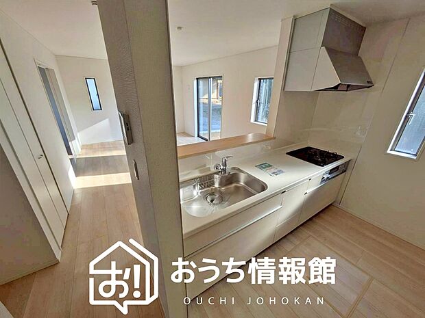 【現地写真(キッチン)】収納たっぷりのシステムキッチン、浄水器付水栓を標準装備しています。