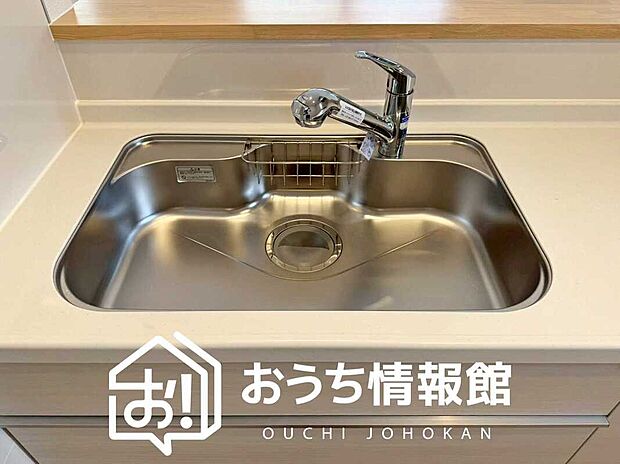 【浄水器内臓ハンドシャワー付シンク】広々とした凸型シンクに洗剤ポケットを標準装備。すっきり収納できます。
また、蛇口の先端に浄水器を内蔵しているため場所をとりません。