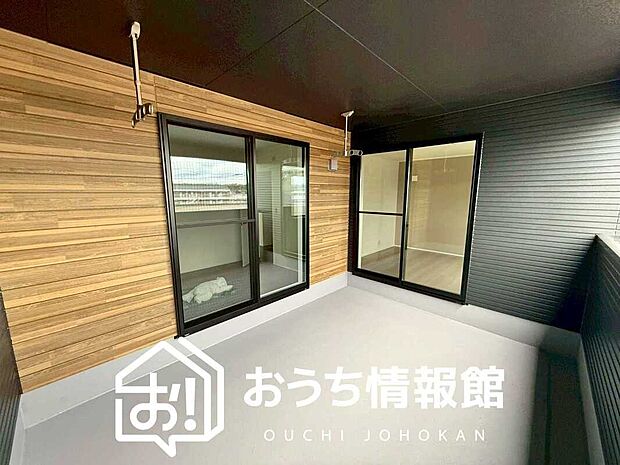 【バルコニー】奥行きが広く、洗濯物をゆったりと干せる十分な広さで、家族の洗濯も捗ります。