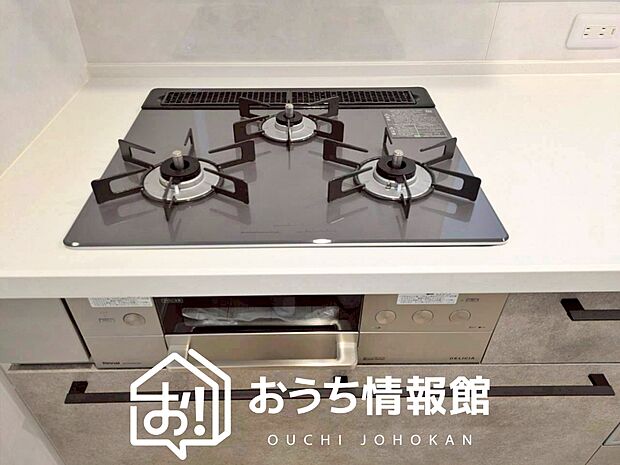 【ビルトインコンロ】フラットな構造で清掃性が高く、過熱防止センサー付３口タイプで日頃の家事も快適です。