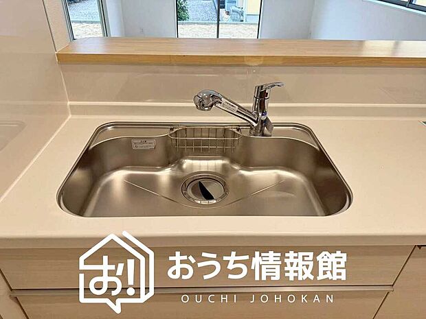 【浄水器内臓ハンドシャワー付シンク】広々とした凸型シンクに洗剤ポケットを標準装備。すっきり収納できます。
また、蛇口の先端に浄水器を内蔵しているため場所をとりません。