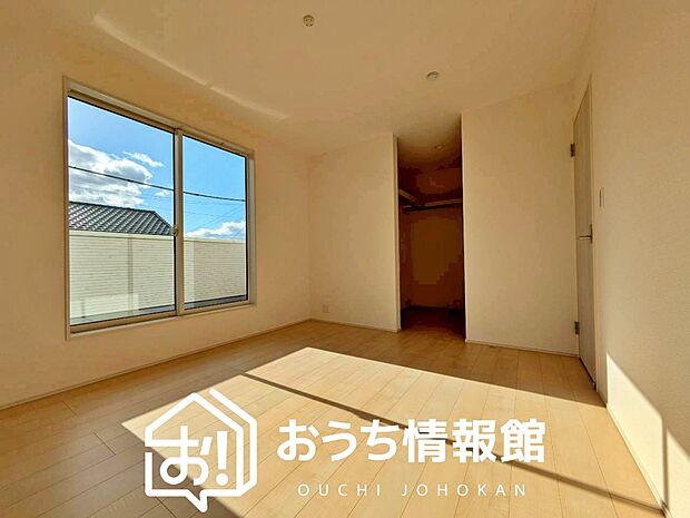 【現地写真(寝室)】木目の美しさを際立たせるシンプルデザインの建具を使用しています。