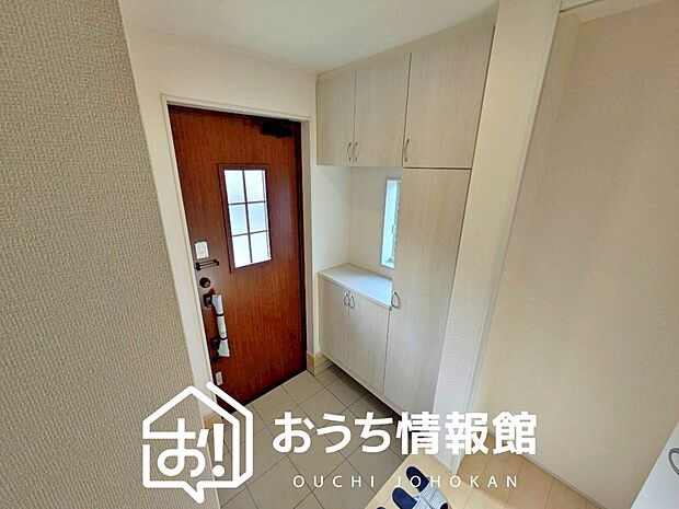 【現地写真(玄関)】玄関には、大型のシューズ収納を設置しています。