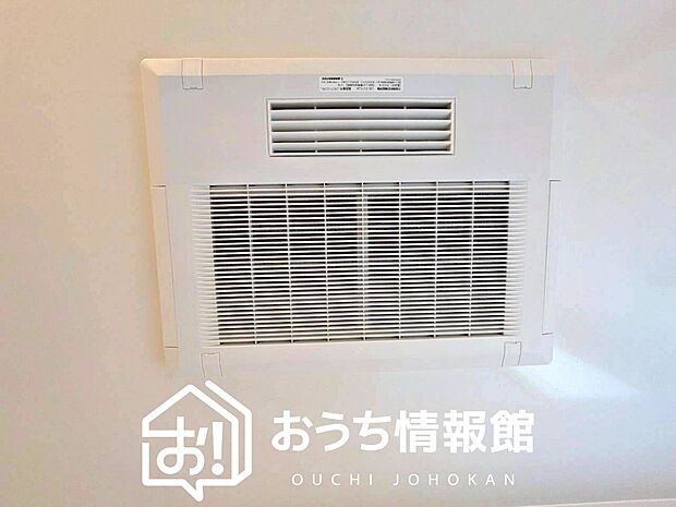 【電気式浴室暖房換気乾燥機】寒い冬場はあたたかく、暑い夏場は扇風機のような心地よさです。
雨の日は、浴室が衣類乾燥スペースになります。