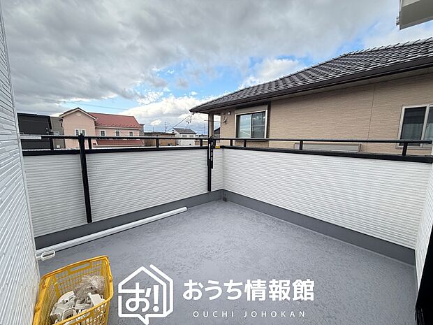 【バルコニー】奥行きが広く、洗濯物をゆったりと干せる十分な広さで、家族の洗濯も捗ります。