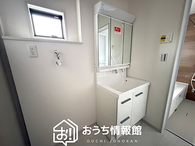 【洗面台・洗面所】鏡の両サイドは、必要なものを取出しやすく、大きな鏡面で朝の準備も快適。
使いやすいリフトアップ機能付きのシングルレバーシャワー水栓付です。