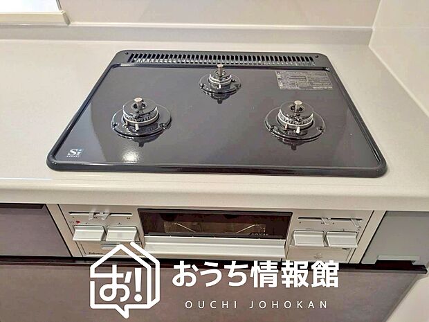 【ビルトインコンロ】フラットな構造で清掃性が高く、過熱防止センサー付3口タイプで日頃の家事も快適です。