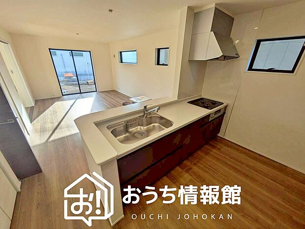 【現地写真（キッチン）】収納たっぷりのシステムキッチン、浄水器付水栓を標準装備しています。