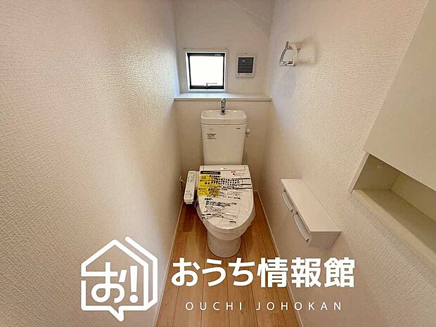 【トイレ】汚れてもサッとひと拭きでお手入れ簡単、エコ仕様の温水洗浄便座付きのトイレです。
バリアフリーにも配慮しています。
