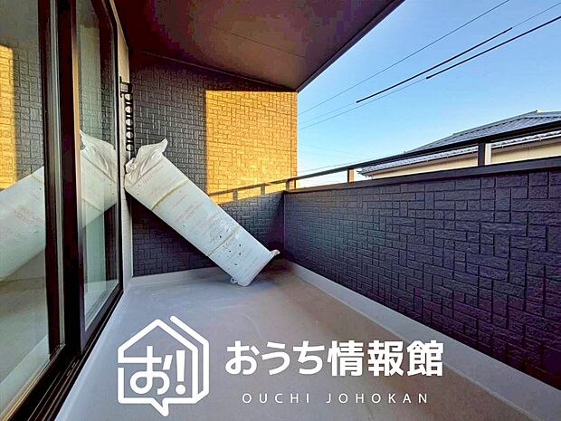 【バルコニー】奥行きが広く、洗濯物をゆったりと干せる十分な広さで、家族の洗濯も捗ります。