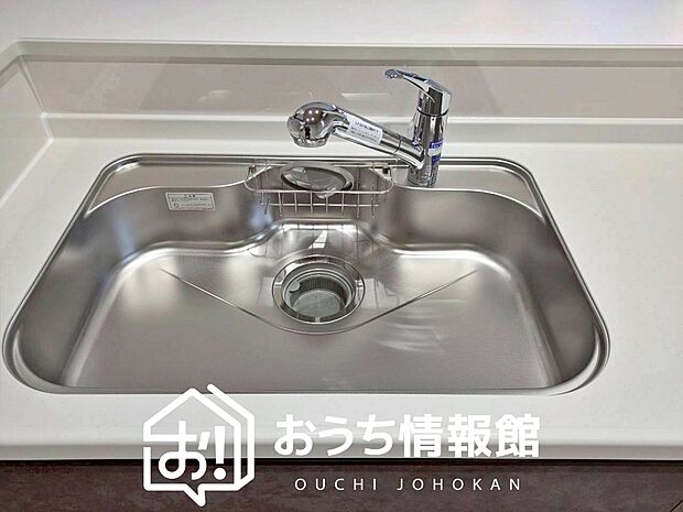 【浄水器内臓ハンドシャワー付シンク】広々とした凸型シンクに洗剤ポケットを標準装備。すっきり収納できます。
また、蛇口の先端に浄水器を内蔵しているため場所をとりません。