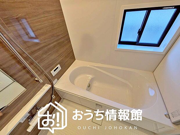 【現地写真(浴室)】浴室暖房乾燥機付き。1坪タイプで広々です。