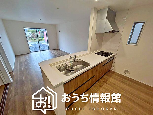 【現地写真（キッチン）】収納たっぷりのシステムキッチン、浄水器付水栓を標準装備しています。