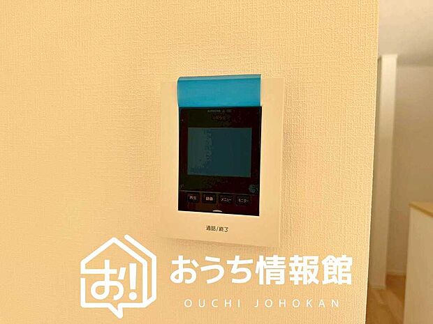 【TVモニター付インターホン】手放し通話ができ、送話表示灯で送話・受話状態が確認できます。
映像と音声で玄関先の様子をチェックできるモニター機能や、夜間の訪問者の顔も確認できるLEDライトを装備しています。