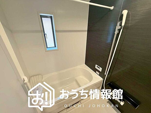 【現地写真(浴室)】浴室暖房乾燥機付き。1坪タイプで広々です。