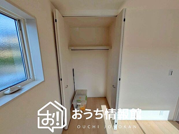 【現地写真（洋室）】木目の美しさを際立たせるシンプルデザインの建具を使用しています。