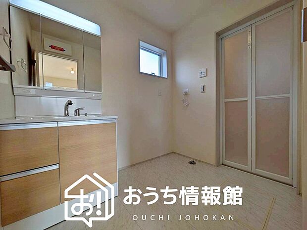 【洗面台・洗面所】鏡の両サイドは、必要なものを取出しやすく、大きな鏡面で朝の準備も快適。
使いやすいリフトアップ機能付きのシングルレバーシャワー水栓付です。