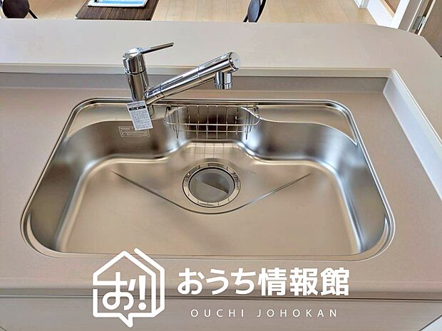【浄水器内臓型ハンドシャワー付シンク】傷や汚れが付きにくい静音仕様の全面エンボス加工シンク。
また、蛇口の先端に浄水器を内蔵。浄水シャワーが使える毎分4リットルのたっぷり浄水。
