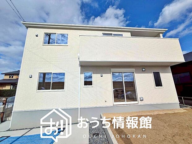 【現地写真（外観）】雨で汚れを落とし、耐久性・耐候性に優れた外壁を使用しています。