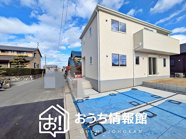 【現地写真（前道含む外観）】軽くて火災に強い屋根材を採用し、地震時の建物への負担や揺れを軽減しています。