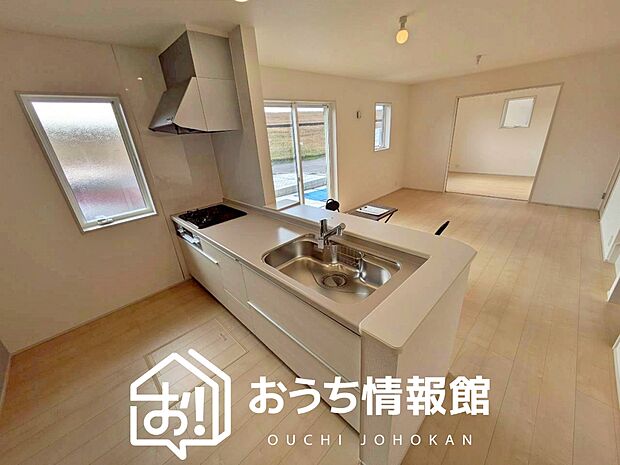 【現地写真（キッチン）】収納たっぷりのシステムキッチン、浄水器付水栓を標準装備しています。