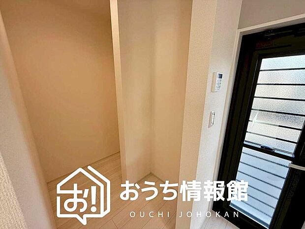 【現地写真(玄関)】玄関には、大型のシューズ収納を設置しています。