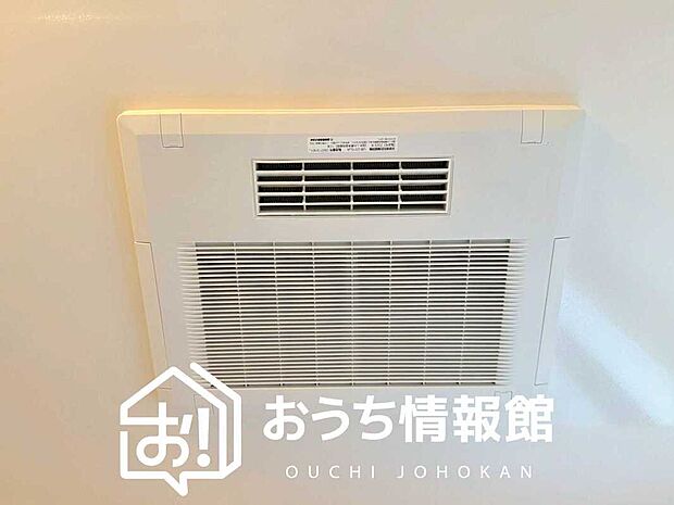 【電気式浴室暖房換気乾燥機】寒い冬場はあたたかく、暑い夏場は扇風機のような心地よさです。
雨の日は、浴室が衣類乾燥スペースになります。