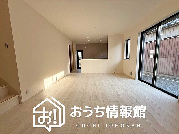 【現地写真(リビング)】フローリング材には、木目、色調など木材特有の風合いがあり、ナチュラルな美しさになっています。