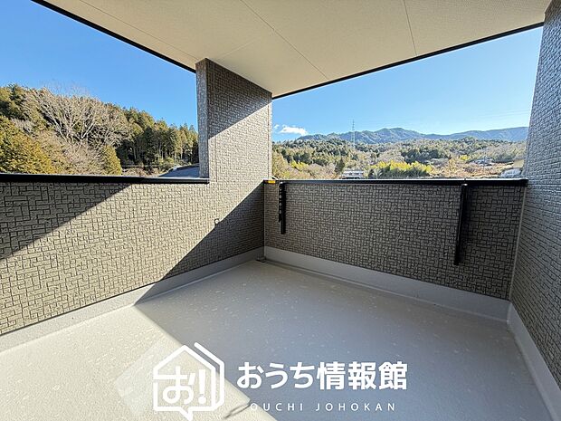 【バルコニー】奥行きが広く、洗濯物をゆったりと干せる十分な広さで、家族の洗濯も捗ります。