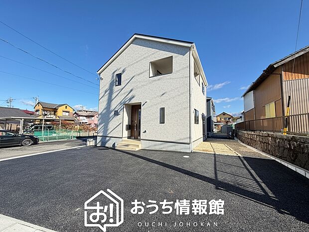【現地写真(外観)【1号地】】軽くて火災に強い屋根材を採用し、地震時の建物への負担や揺れを軽減しています。