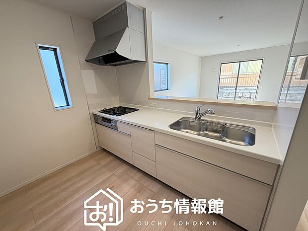 【現地写真(キッチン)】収納たっぷりのシステムキッチン、浄水器付水栓を標準装備しています。