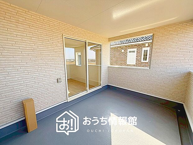 【バルコニー】奥行きが広く、洗濯物をゆったりと干せる十分な広さで、家族の洗濯も捗ります。