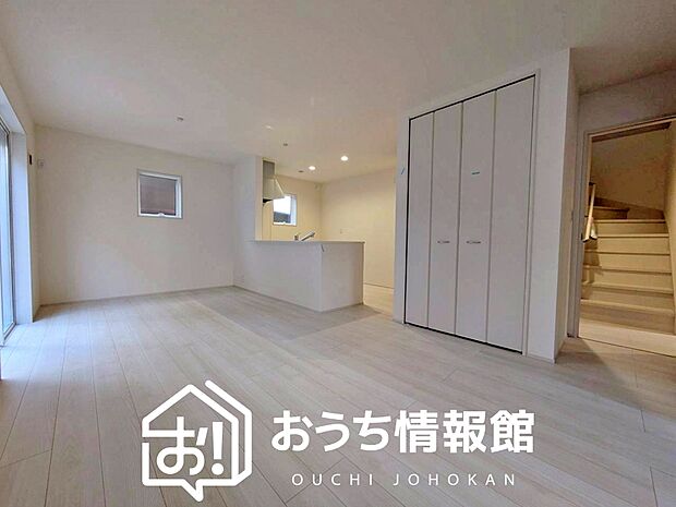 【現地写真(リビング)】フローリング材には、木目、色調など木材特有の風合いがあり、ナチュラルな美しさになっています。