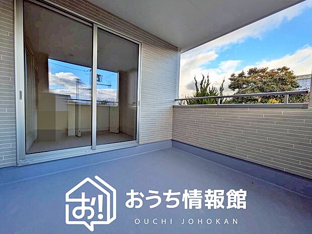 【バルコニー】奥行きが広く、洗濯物をゆったりと干せる十分な広さで、家族の洗濯も捗ります。