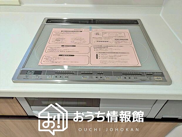 【ビルトインコンロ】フラットな構造で清掃性が高く、過熱防止センサー付3口タイプで日頃の家事も快適です。