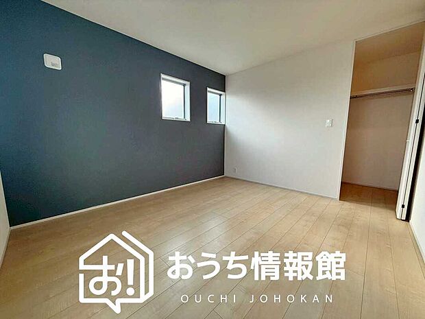 【現地写真(寝室)】木目の美しさを際立たせるシンプルデザインの建具を使用しています。