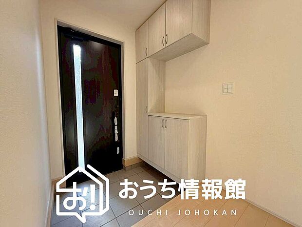 【現地写真(玄関)】玄関には、大型のシューズ収納を設置しています。