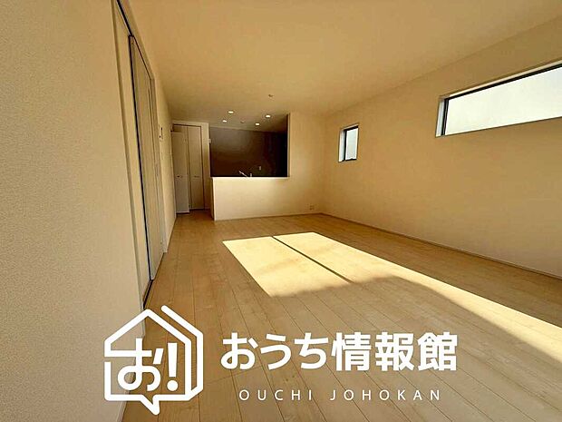 【現地写真(リビング)】フローリング材には、木目、色調など木材特有の風合いがあり、ナチュラルな美しさになっています。