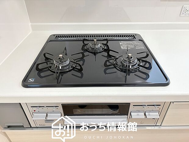 【ビルトインコンロ】フラットな構造で清掃性が高く、過熱防止センサー付3口タイプで日頃の家事も快適です。