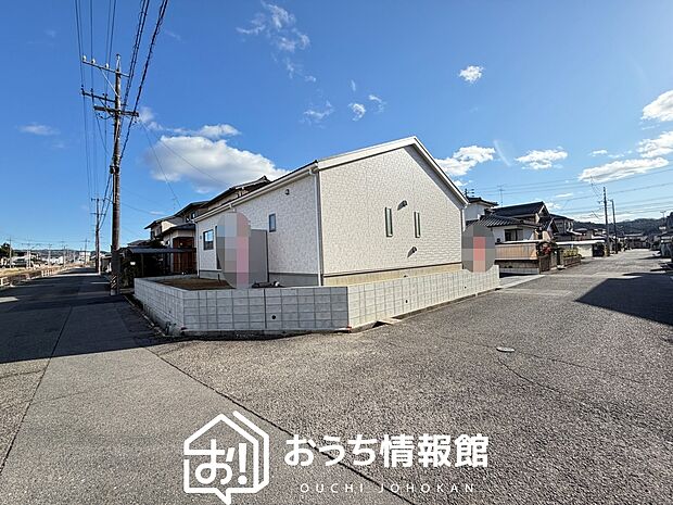 【現地写真(前道含む外観)】健康被害に配慮したもっとも安全性の高い建材を採用し、シックハウス対策をしております。